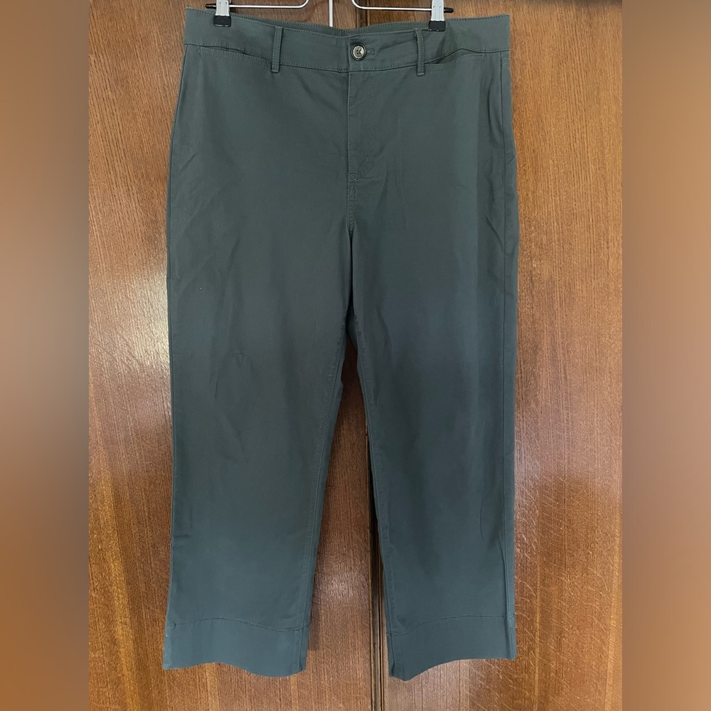 Loft size 12 pants. Beautiful green color. Wide leg